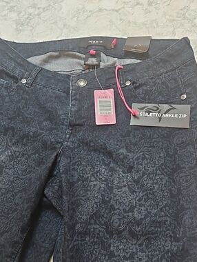 NWT torrid Dark Blue Floral Ankle Zip Jeans